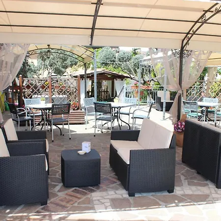 Nespolo D'oro Hotel Lariano